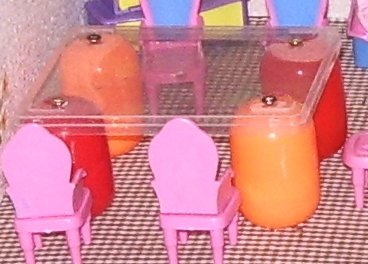 игрушечный стол из киндер-сюрпризов